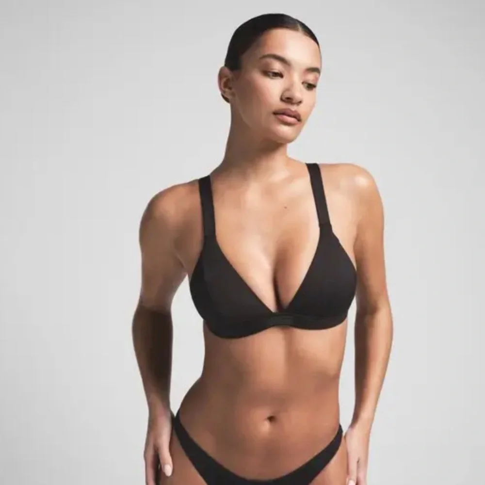 SKIMS SIGNATURE SWIM FIXED TRIANGLE BIKINI TOP ONYX M L